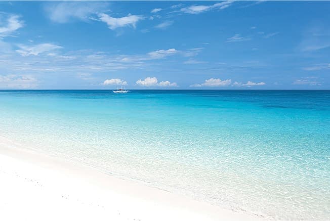 Infinite View of Crystal Clear Ocean