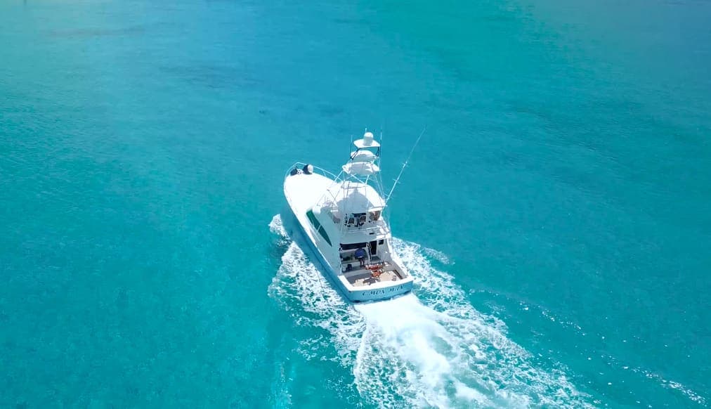 Yacht Cruising in Bahamian Turquoise Waters